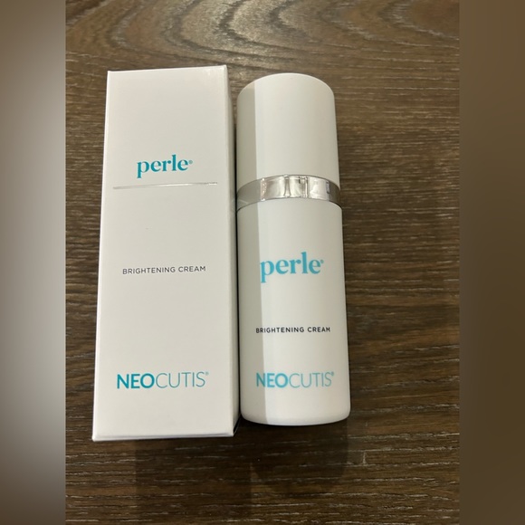 Neocutis Perle. Highlights Minimizes dark spots Creates an even tone and texture - Picture 2 of 9